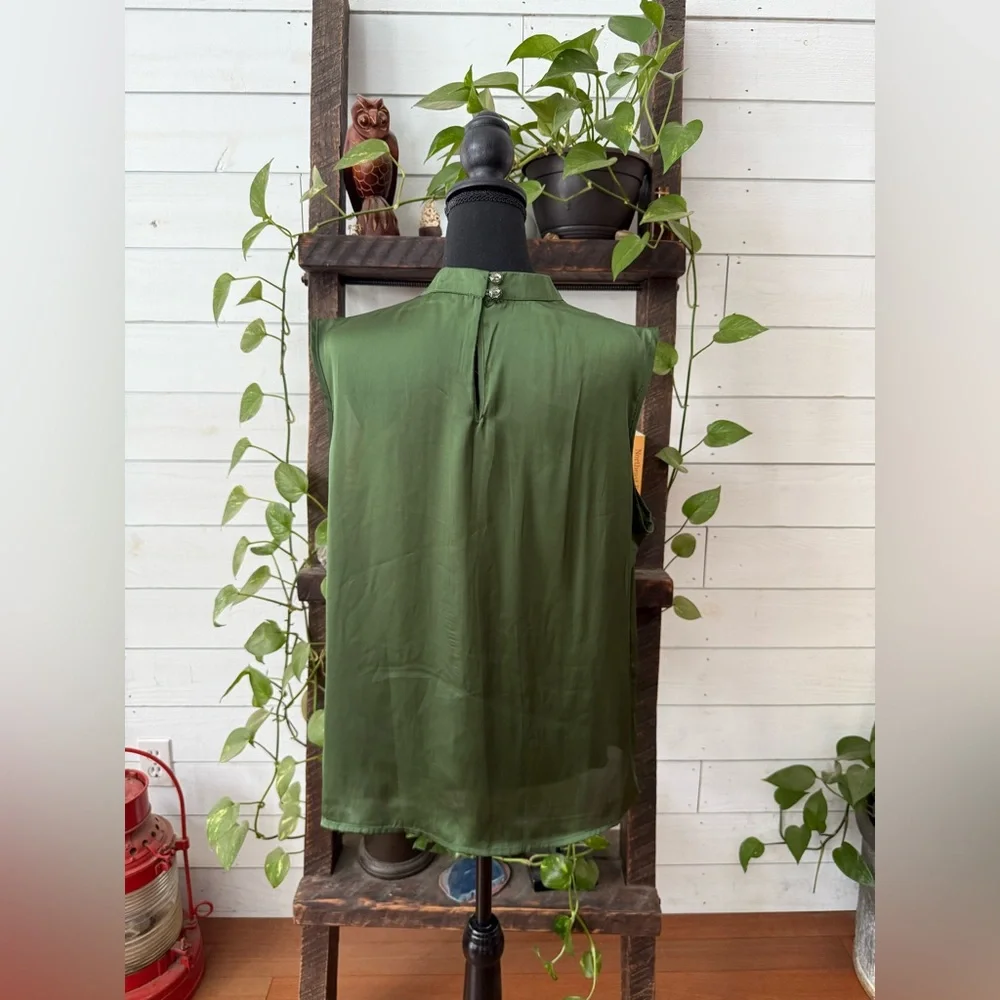Elementz Lush Olive Green Pleated Blouse with Keyhole Backing - Picture 6 of 16